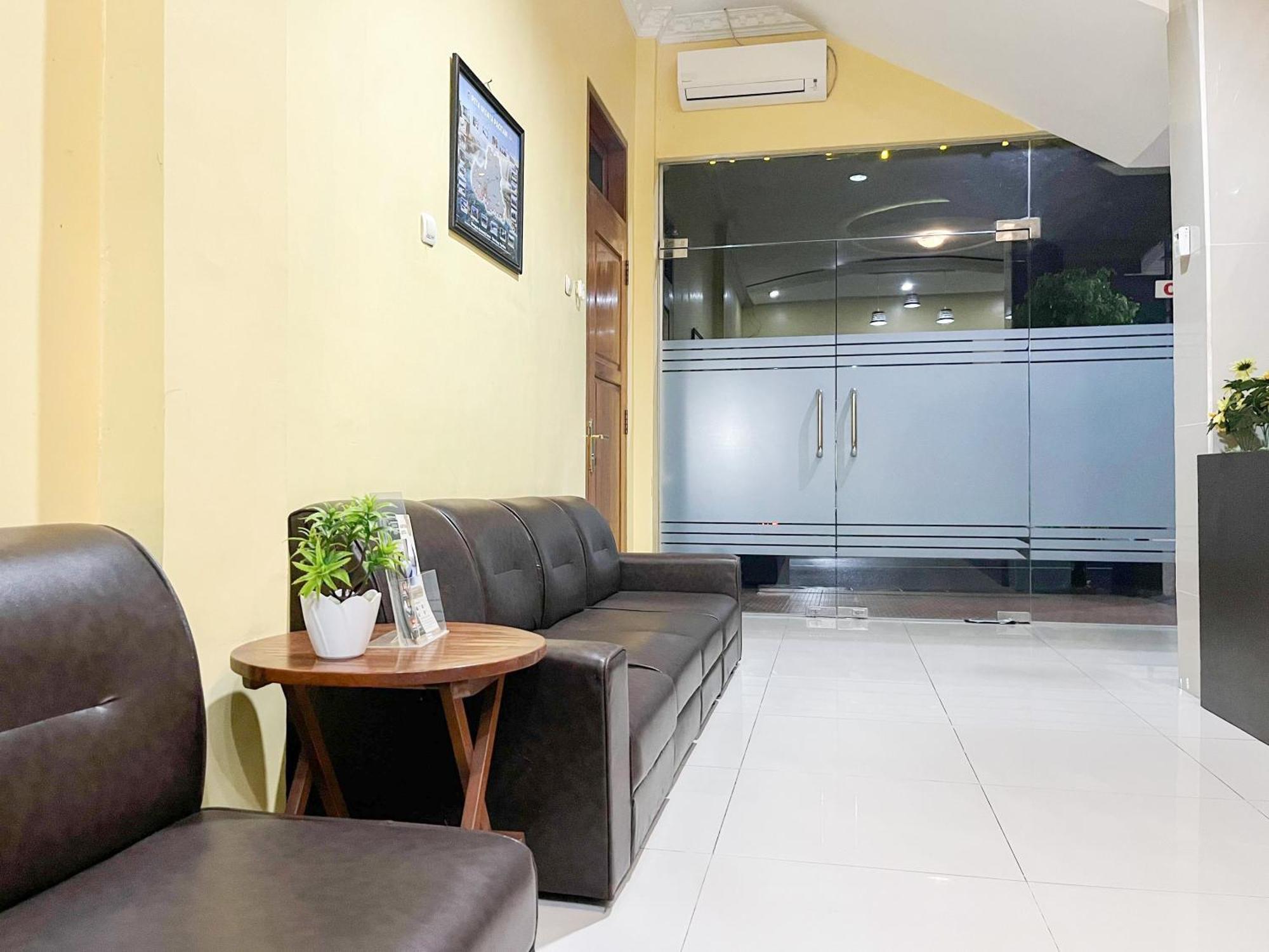 Kartika Hotel Syariah Pacitan Mitra Reddoorz 外观 照片