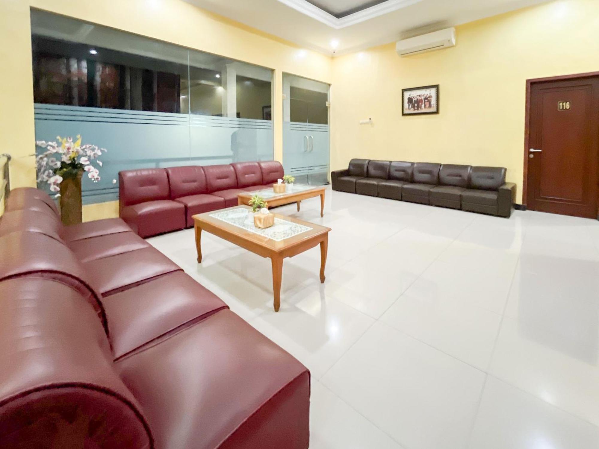 Kartika Hotel Syariah Pacitan Mitra Reddoorz 外观 照片
